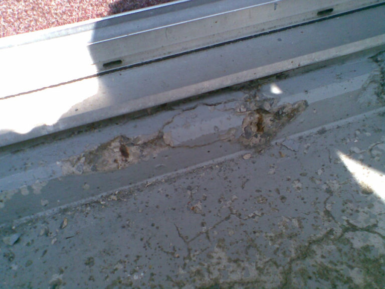 Frostausbruch an Eisenarmierung der Balkon-Bodenplatte