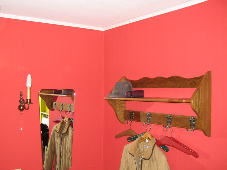 Um eine saubere Kante zwischen Wand und Decke zu erreichen, kamen Stuckleisten zum Einsatz